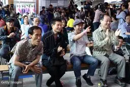 تصویری از واکنش جالب مردم کره جنوبی به لحظه دیدار ترامپ و اون