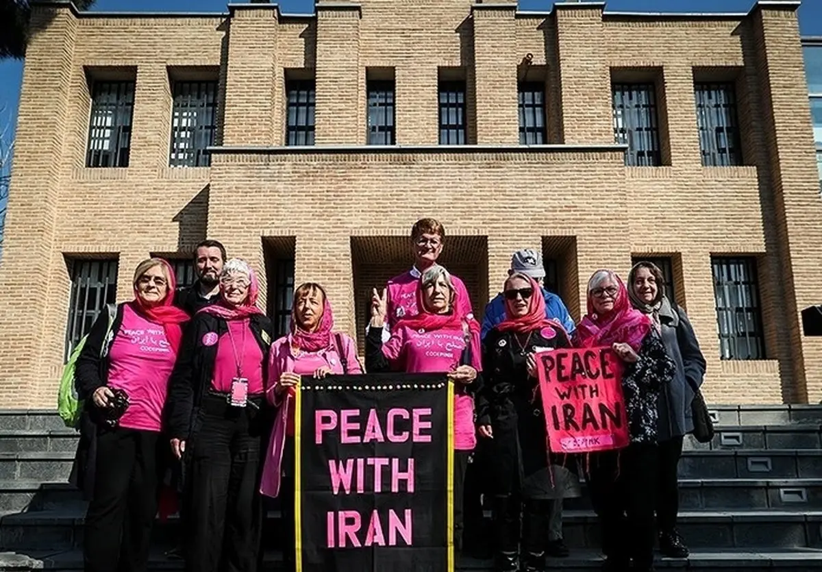 تصاویر: بازدید فعالان ضد جنگ آمریکایی از باغ موزه قصر