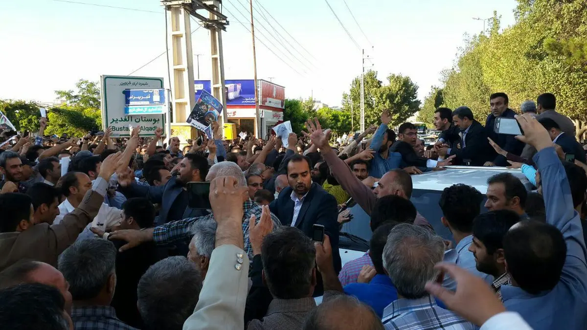 استقبال مردم قزوین از خودروی احمدی نژاد/ عکس
