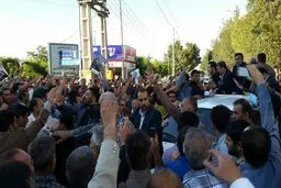 استقبال مردم قزوین از خودروی احمدی نژاد/ عکس