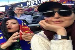 تصويری از الناز شاكردوست و خواهرش در استاديوم فوتبال