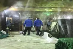 کارکنان در حال آماده کردن محل دفن آیت الله هاشمی /عکس