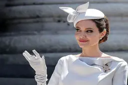 تیپ و لباس آنجلینا جولی در ملاقات با ملکه انگلستان /تصاویر