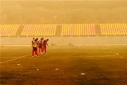 فوتبال مهم‌تر است یا سلامتی؟/ تمرین فولادی‌ها در هوای خاک آلود + عکس