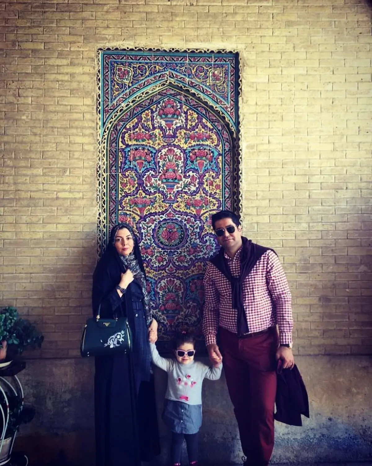 آزاده نامداری به همراه همسر و دخترش در شیراز