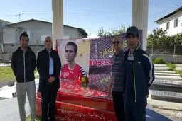 بازیکنان پیکان بر مزار هادی نوروزی/ عکس