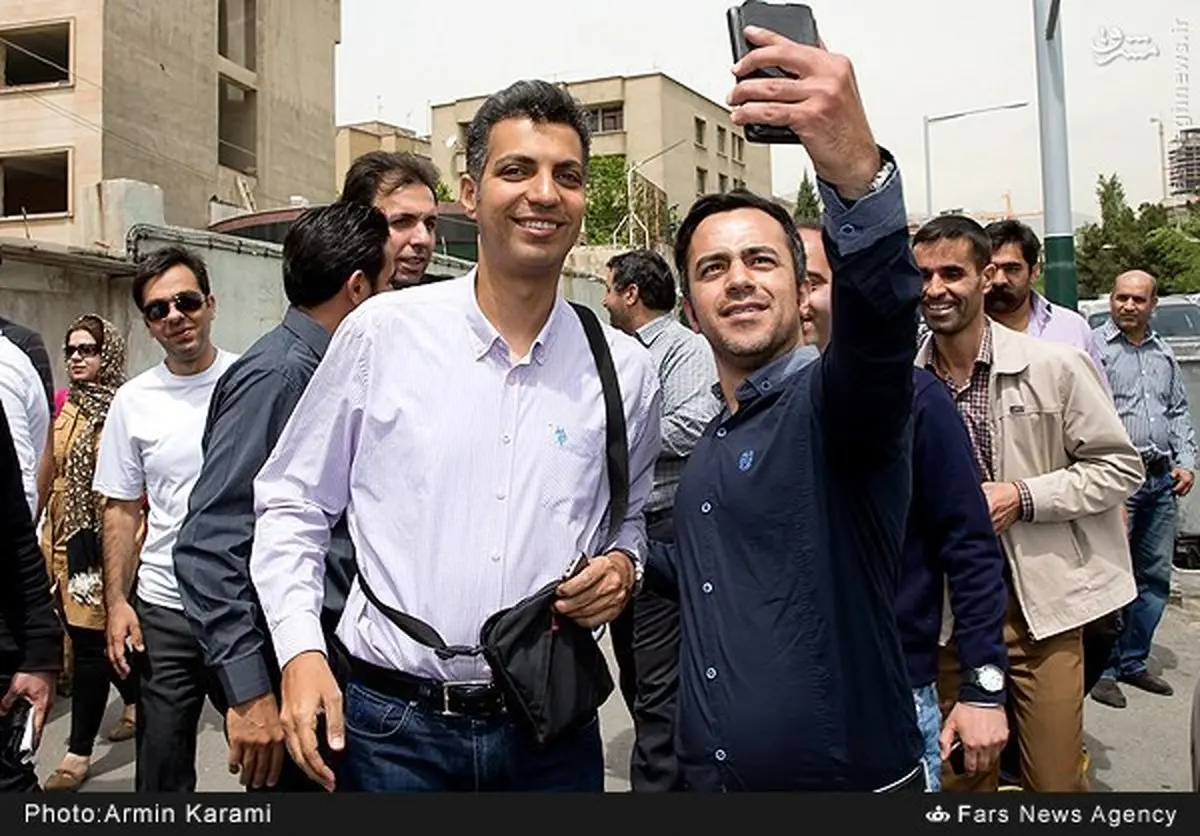 سلفی با عادل فردوسی‌پور در مراسم ختم اولادی/ عکس