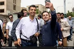 سلفی با عادل فردوسی‌پور در مراسم ختم اولادی/ عکس