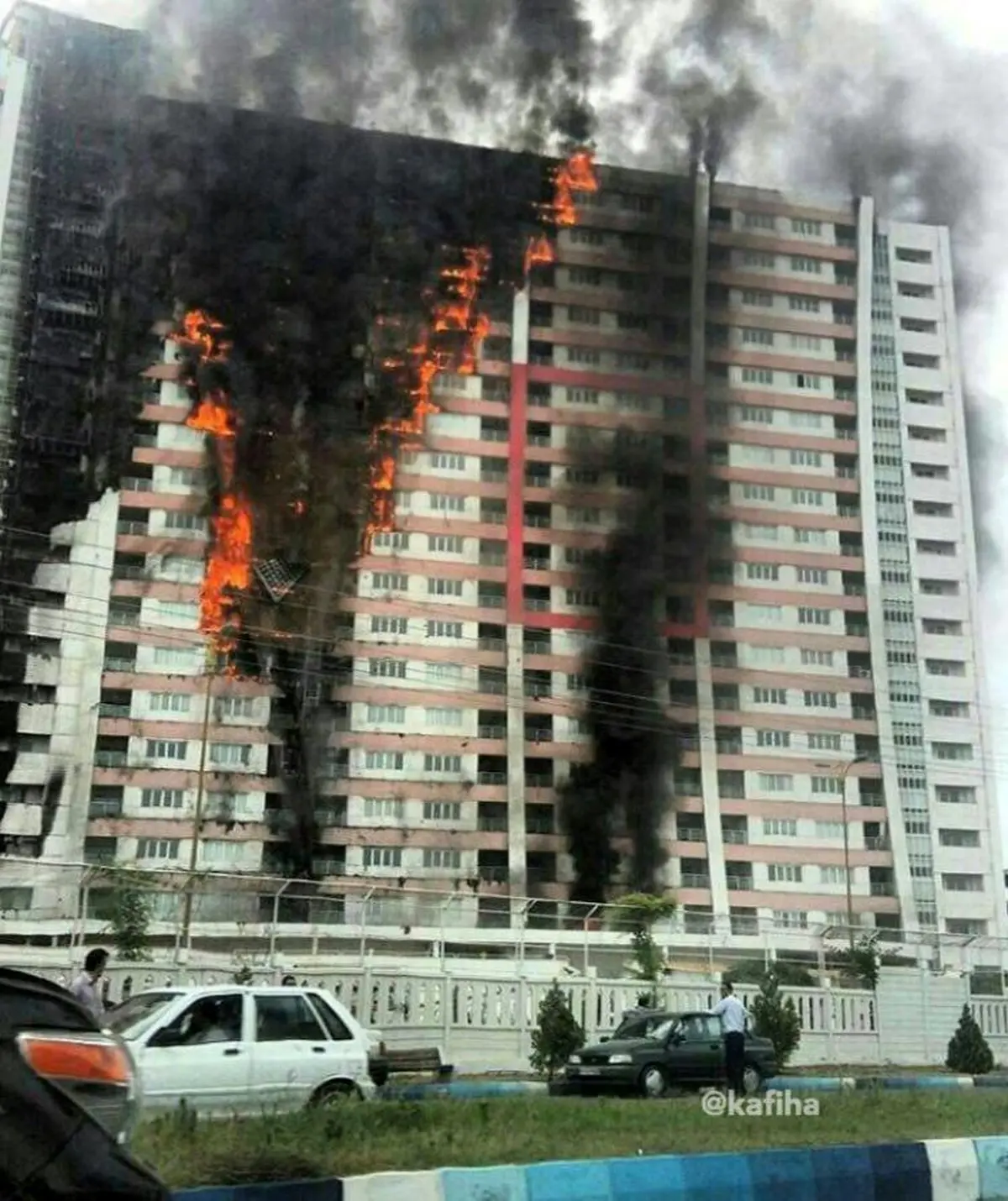 آتش سوزی مهیب در برجهای اقامتی طاووس در انزلی/ عکس