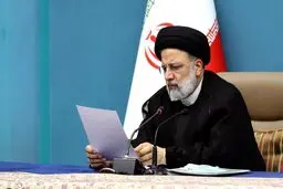 نجوای اذان توسط رئیس جمهور در گوش نوزاد بیرجندی

