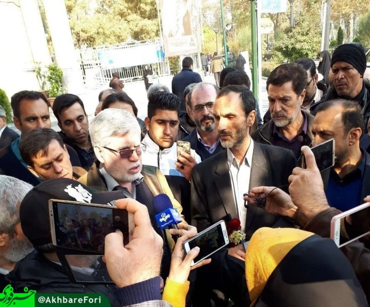 خروج بقایی، جوانفکر از دادسرای تهران، با گل رز و نرگس!/عکس