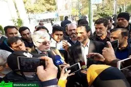 خروج بقایی، جوانفکر از دادسرای تهران، با گل رز و نرگس!/عکس