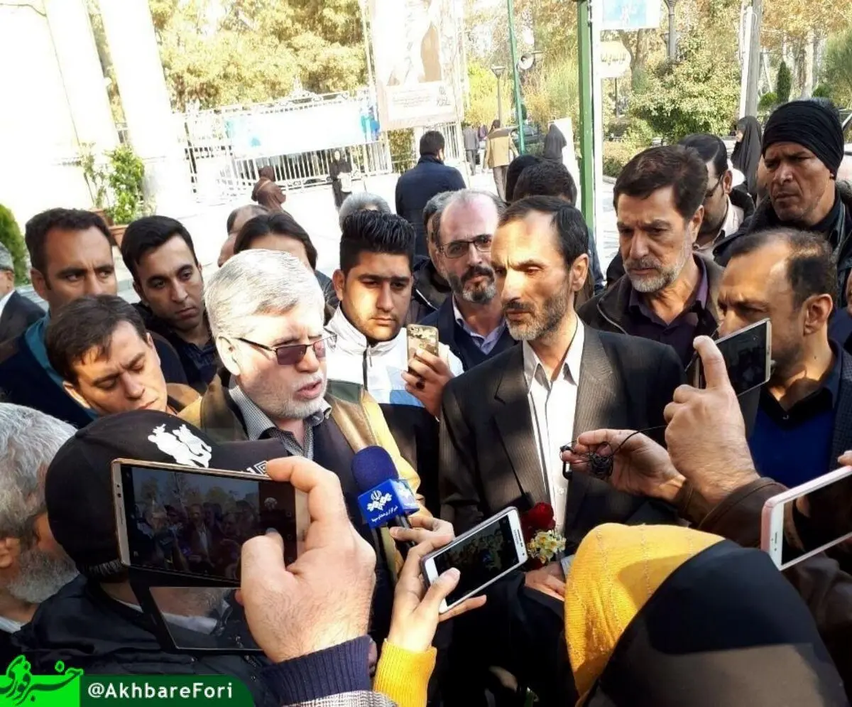خروج بقایی، جوانفکر از دادسرای تهران، با گل رز و نرگس!/عکس