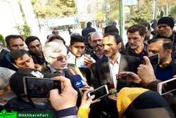خروج بقایی، جوانفکر از دادسرای تهران، با گل رز و نرگس!/عکس