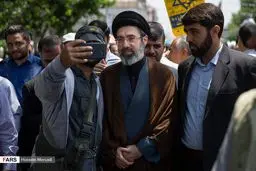 عکس: سلفی با فرزند رهبر انقلاب در راهپیمایی!