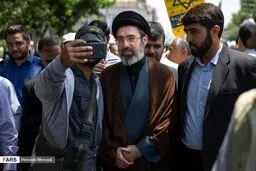 عکس: سلفی با فرزند رهبر انقلاب در راهپیمایی!