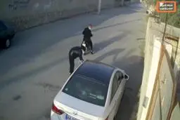 فیلمی عجیب از به آتش کشیدن خودروی میلیاردی توسط دو موتورسوار