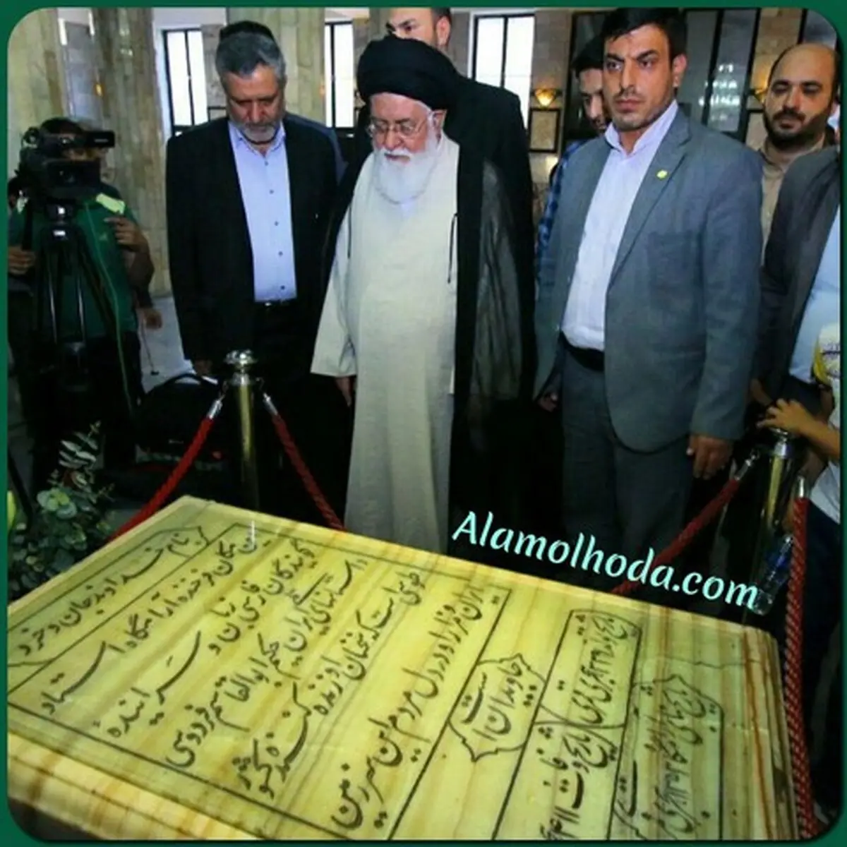 علم الهدی در آرامگاه فردوسی/عکس