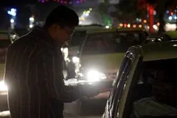 پخش شربت و شیرینی در شب عید غدیر / تصاویر