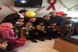 دایی به دیدار کودکان مبتلا به ایدز رفت+ عکس