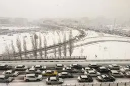 عکس / بارش برف در تهران و ترافیک سنگین در بزرگراه‌ها