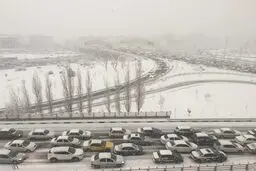 عکس / بارش برف در تهران و ترافیک سنگین در بزرگراه‌ها
