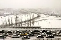 عکس / بارش برف در تهران و ترافیک سنگین در بزرگراه‌ها