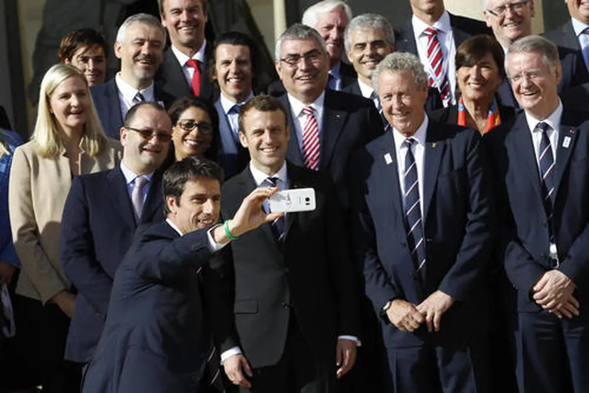 سلفی اعضای کمیته ملی المپیک فرانسه با رییس جمهور جدید/عکس