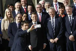 سلفی اعضای کمیته ملی المپیک فرانسه با رییس جمهور جدید/عکس