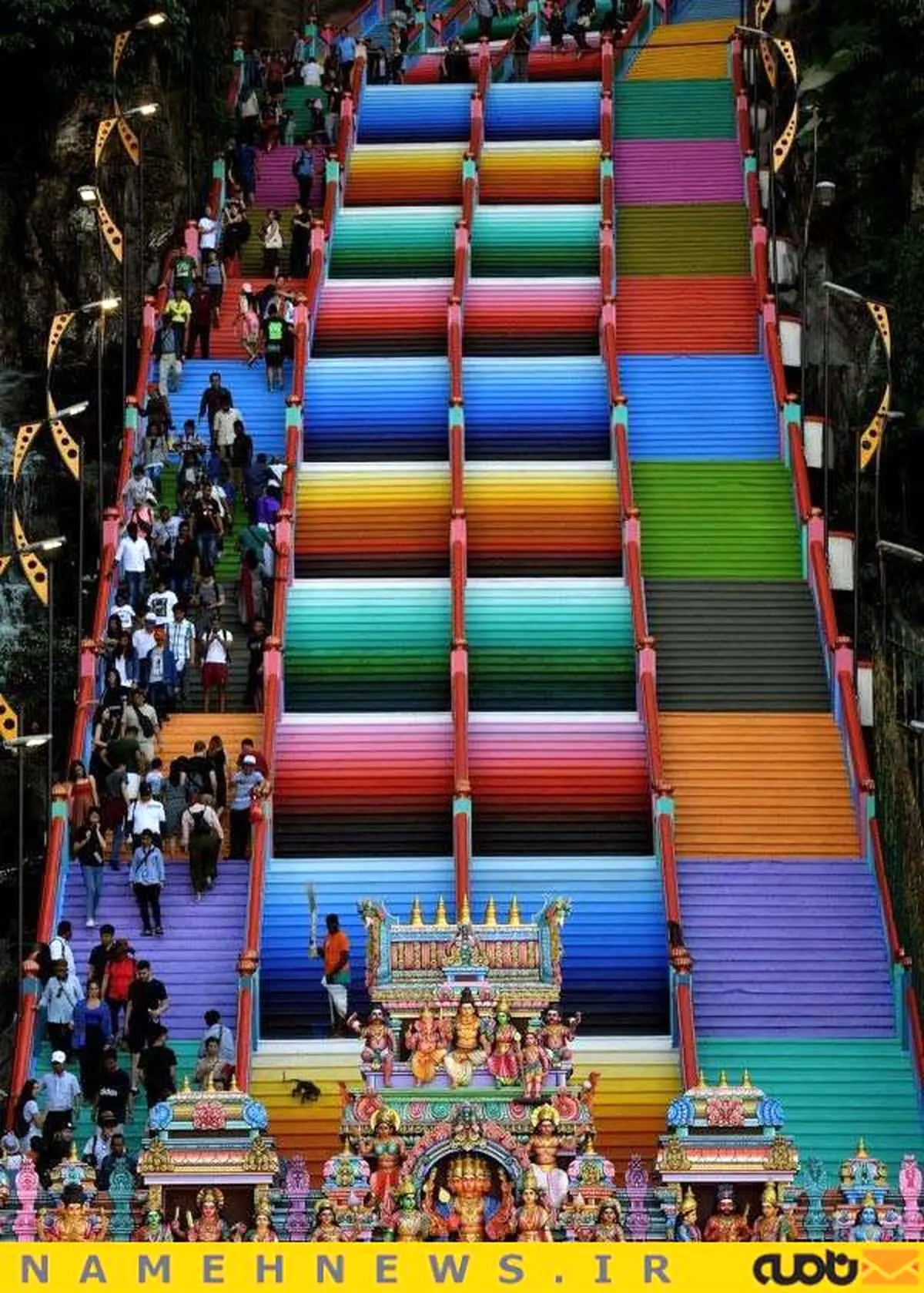 رنگ‌آمیزی خلاقانه پله‌های معبدی در مالزی / تصاویر