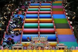 رنگ‌آمیزی خلاقانه پله‌های معبدی در مالزی / تصاویر