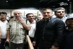شیطنت امیر جعفری استقلالی، وقتی مهمان فروشگاه تازه علی دایی شده است