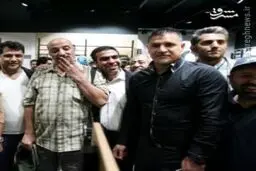 شیطنت امیر جعفری استقلالی، وقتی مهمان فروشگاه تازه علی دایی شده است