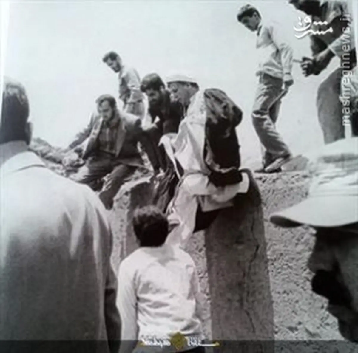 پرش هاشمی رفسنجانی از دیوار/عکس
