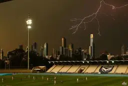 تصویری عجیب از وقوع رعد و برق هنگام برگزاری مسابقه فوتبال