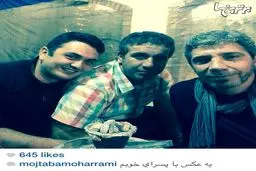 مجتبی محرمی و بهروز رهبری فرد در حال قلیان کشیدن/ عکس