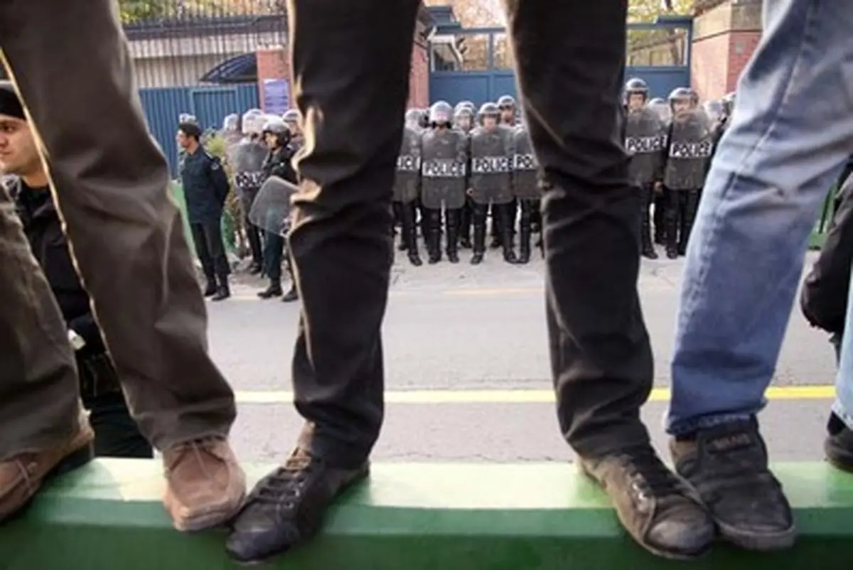 اشغال سفارت انگلیس در تهران در  8 آذر ماه سال 90/ تصایور