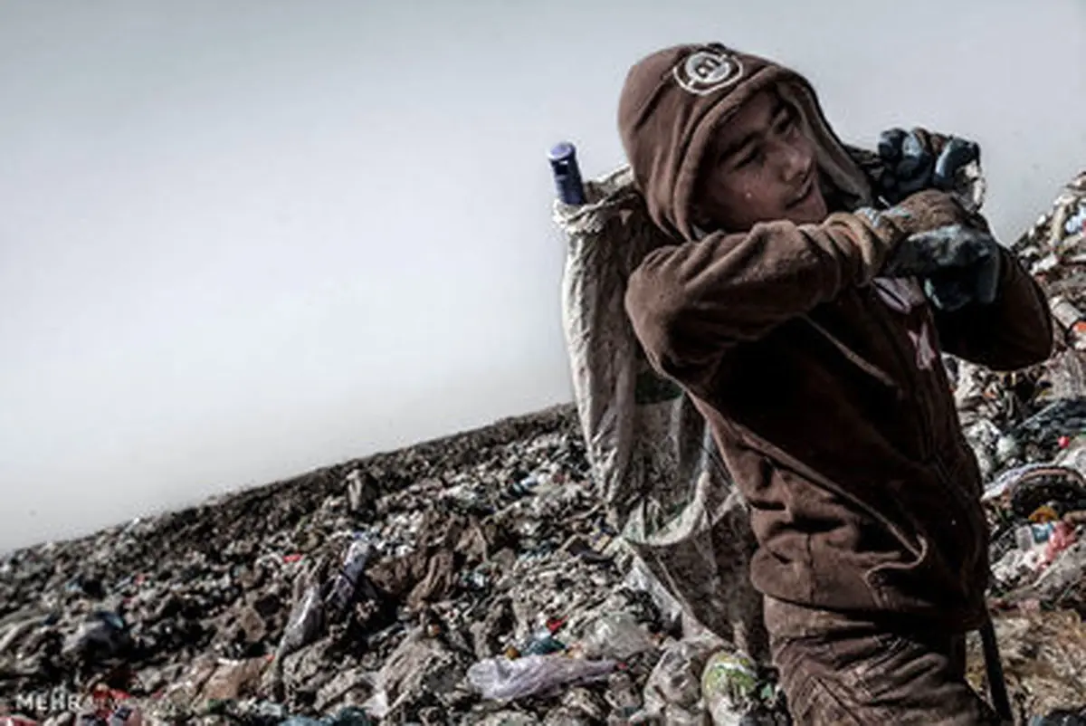 زندگی کودکان عراقی در میان زباله ها/ تصاویر