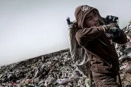 زندگی کودکان عراقی در میان زباله ها/ تصاویر