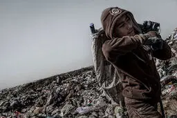 زندگی کودکان عراقی در میان زباله ها/ تصاویر