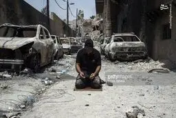 تصویری تامل برانگیز از اقامه نماز در ویرانه های موصل