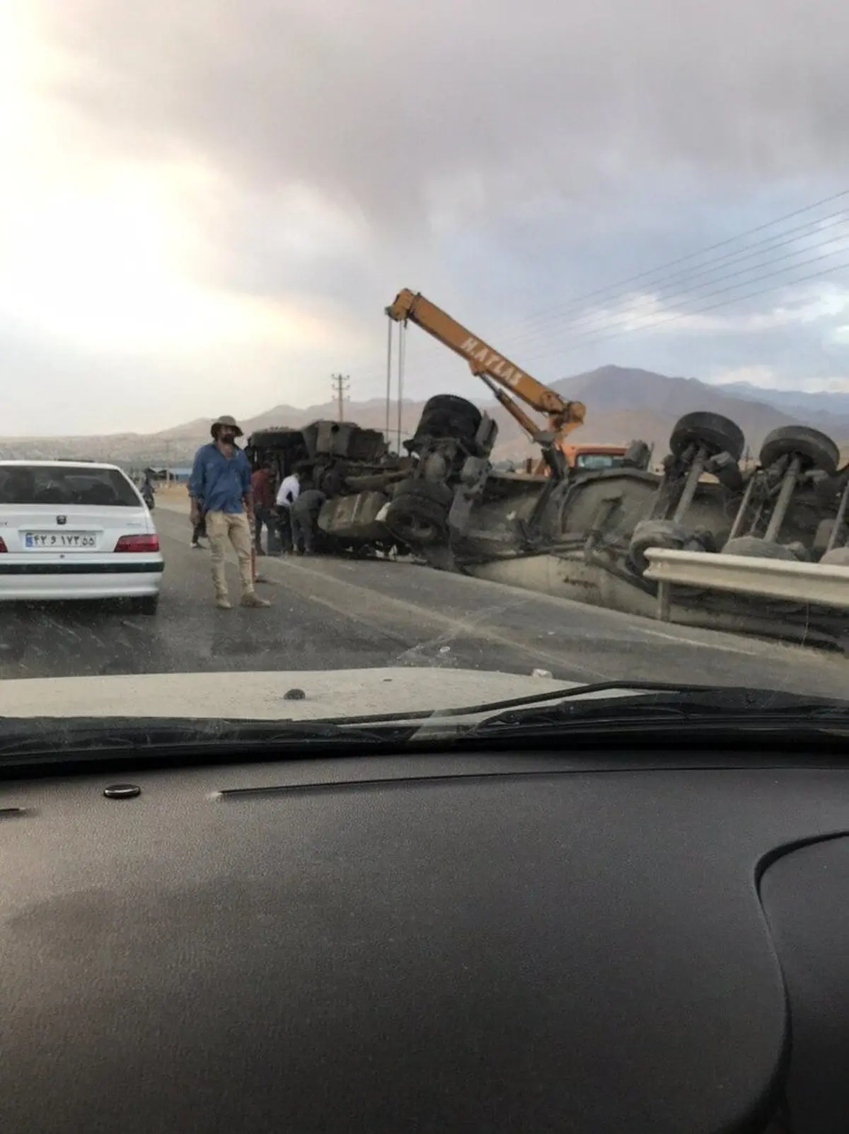 واژگونی تریلی غول پیکر در جاده فیروزکوه + عکس