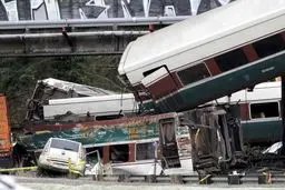 واژگونی مرگبار قطار مسافربری در واشنگتن و سقوط روی بزرگراه/عکس