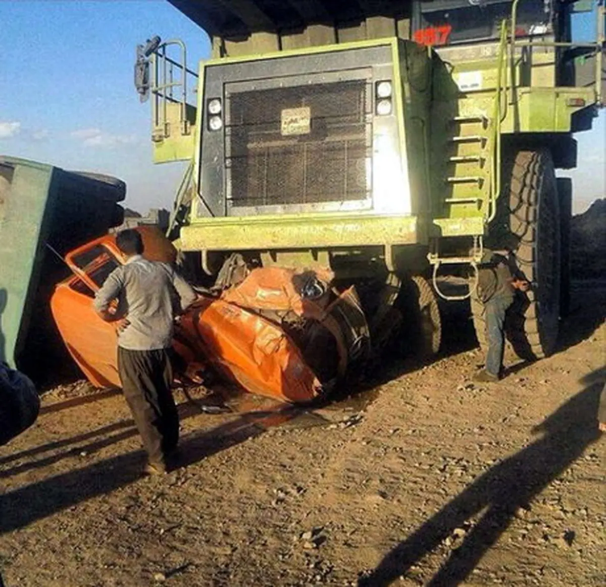 له شدن کامیون در تصادف با ابرخودرو/عکس