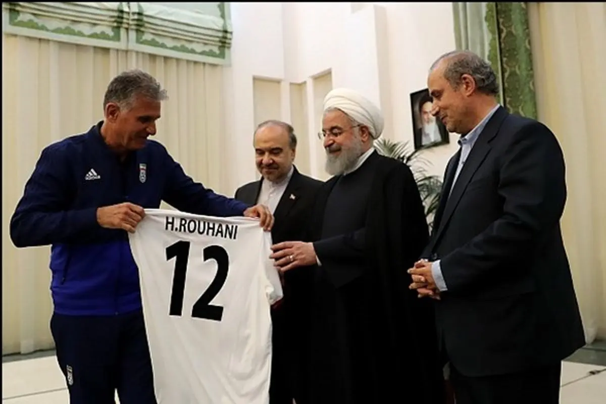دیدار اعضای تیم ملی فوتبال با رییس‌جمهور/ پیراهن شماره 12 به روحانی اهدا شد/کی‌روش: از نام ایران در روسیه دفاع می‌کنیم/ روحانی: هر نتیجه‌ای بگیرید مورد احترام مردم هستید+ تصاویر