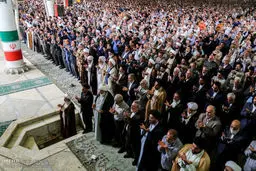 گزارش تصویری از نماز جمعه تهران/ از حضور چهره های سیاسی تا راهپیمایی اعتراض به «توافق به هر قیمتی»