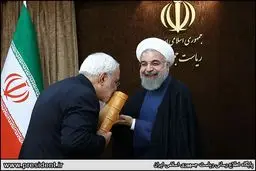 خنده روحانی و بوسه ظریف بر قرآن/ عکس