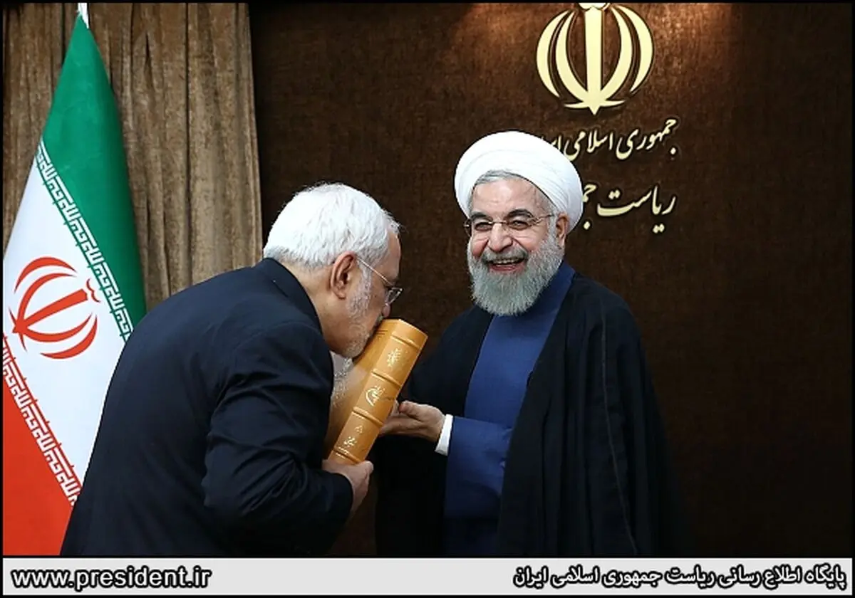 خنده روحانی و بوسه ظریف بر قرآن/ عکس