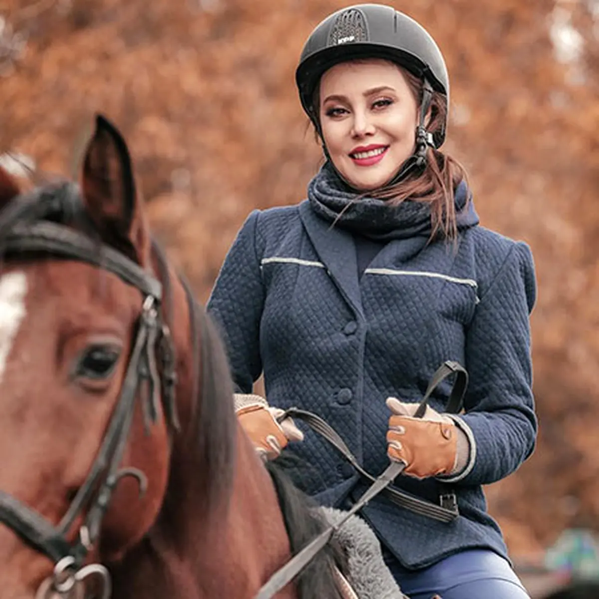 بازیگر زن در حال سوارکاری/عکس