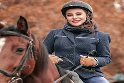 بازیگر زن در حال سوارکاری/عکس